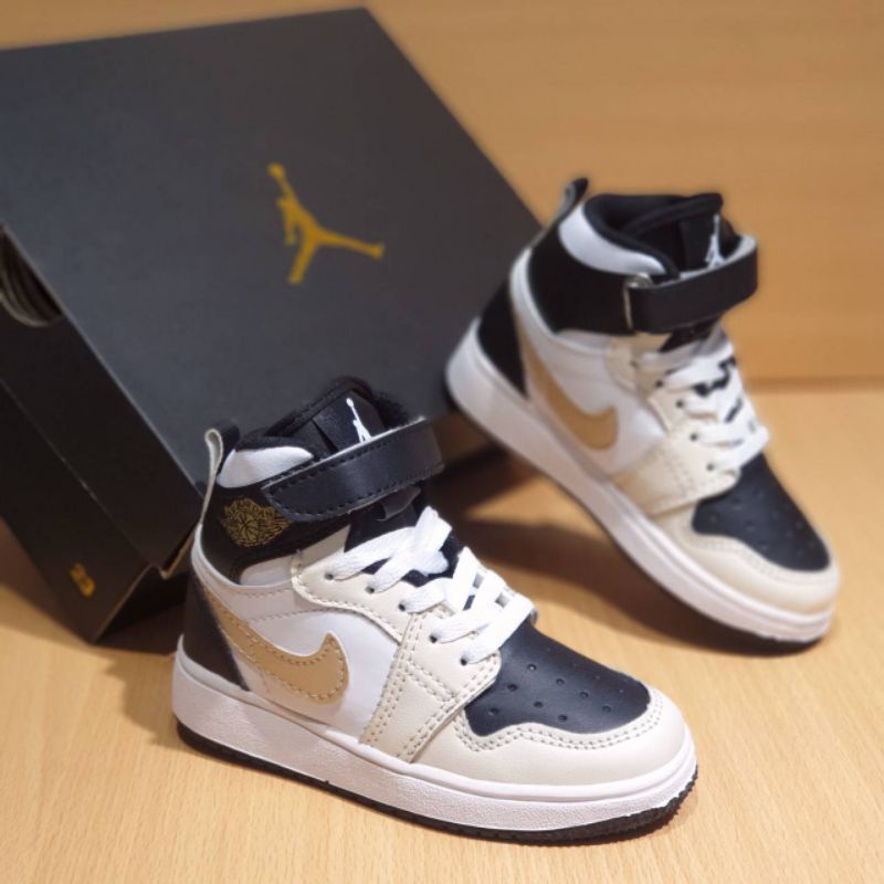 sepatu anak jordan sepatu anak nike sepatu anak laki laki import sudah termasuk box &amp; bonus kaus kaki .