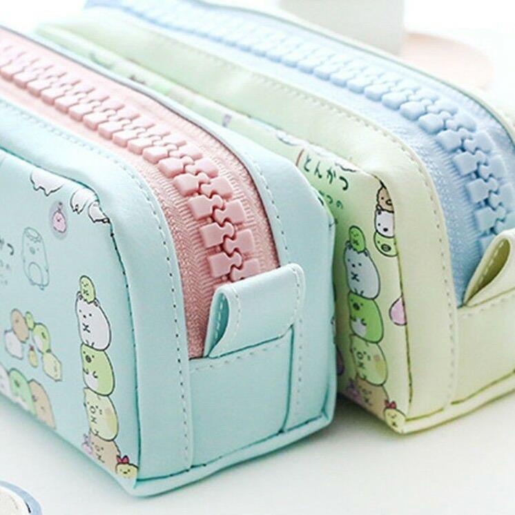 

Borong Stock Tempat Pensil JUMBO Karakter SUMIKKO GURASHI / Tempat Alat Tulis Karakter Lucu Besar Sumikko Gurashi