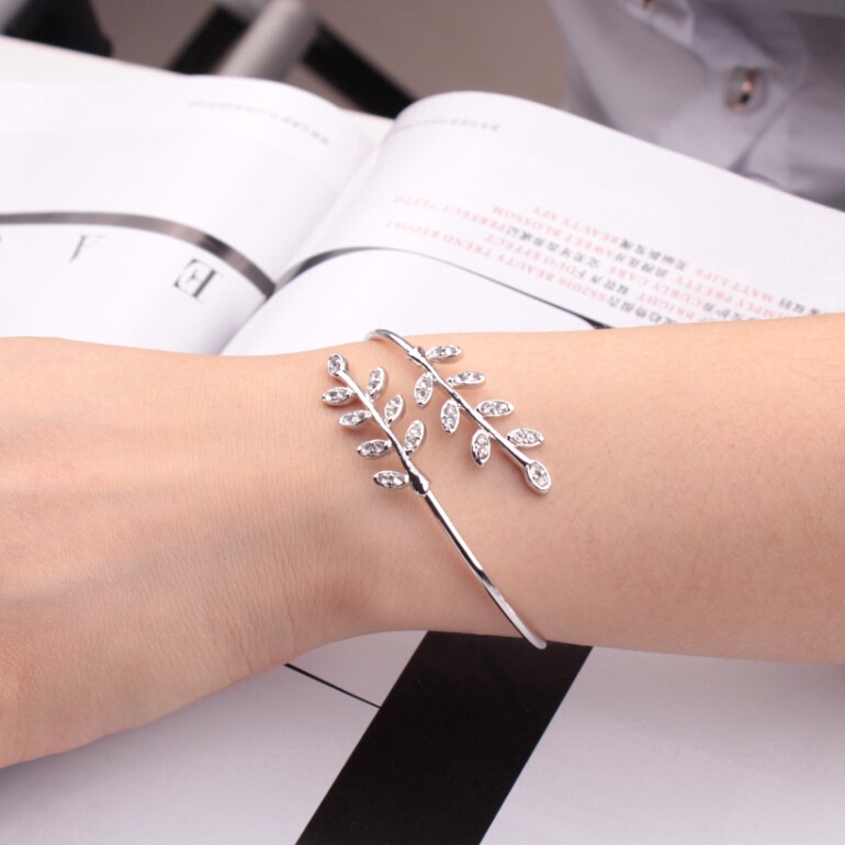 Gelang Bangle Model Terbuka Adjustable Bentuk Daun Warna Silver Untuk Wanita