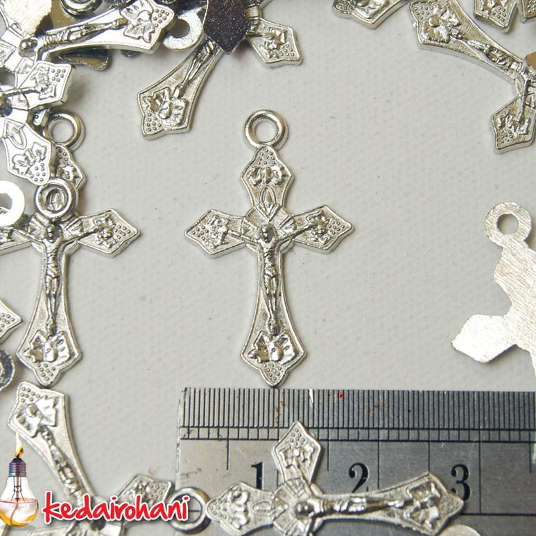 KST.18Oc22х ◦ Bandul Salib Logam Motif Flora Corpus Yesus Perlusin Bahan Souvenir Kalung / Gelang Ro