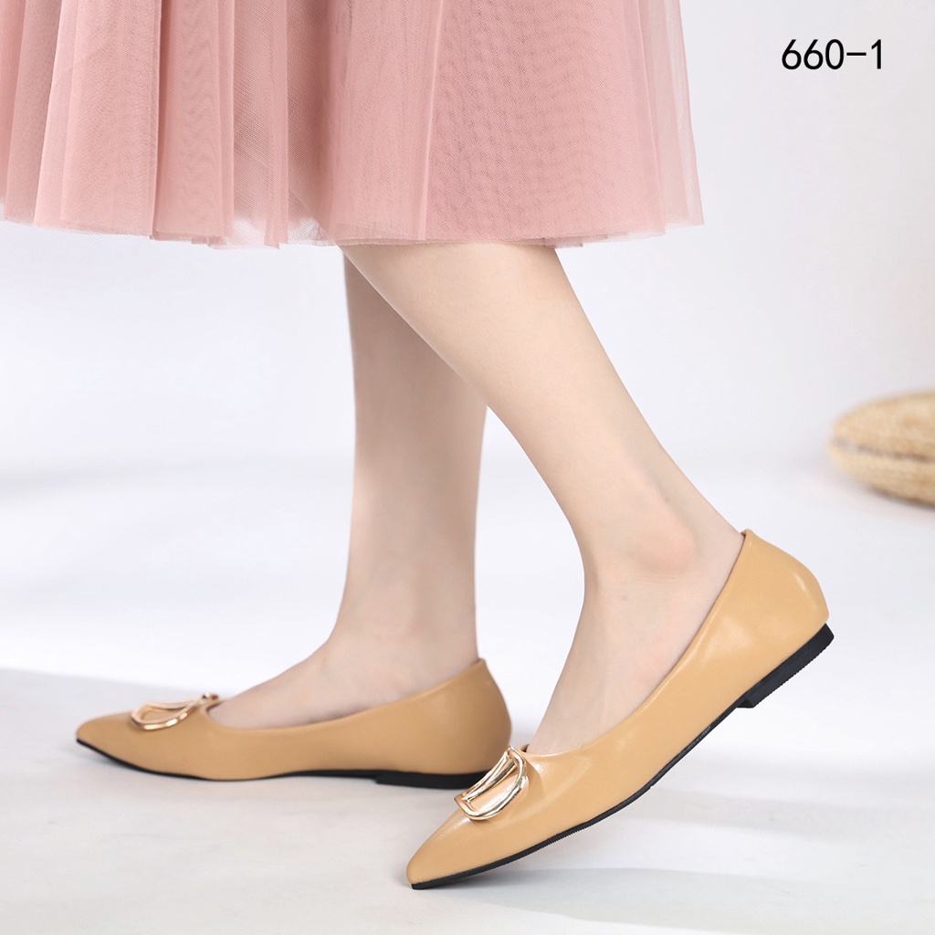 V-Logo Pointed Toe Flat Shoes 660-1