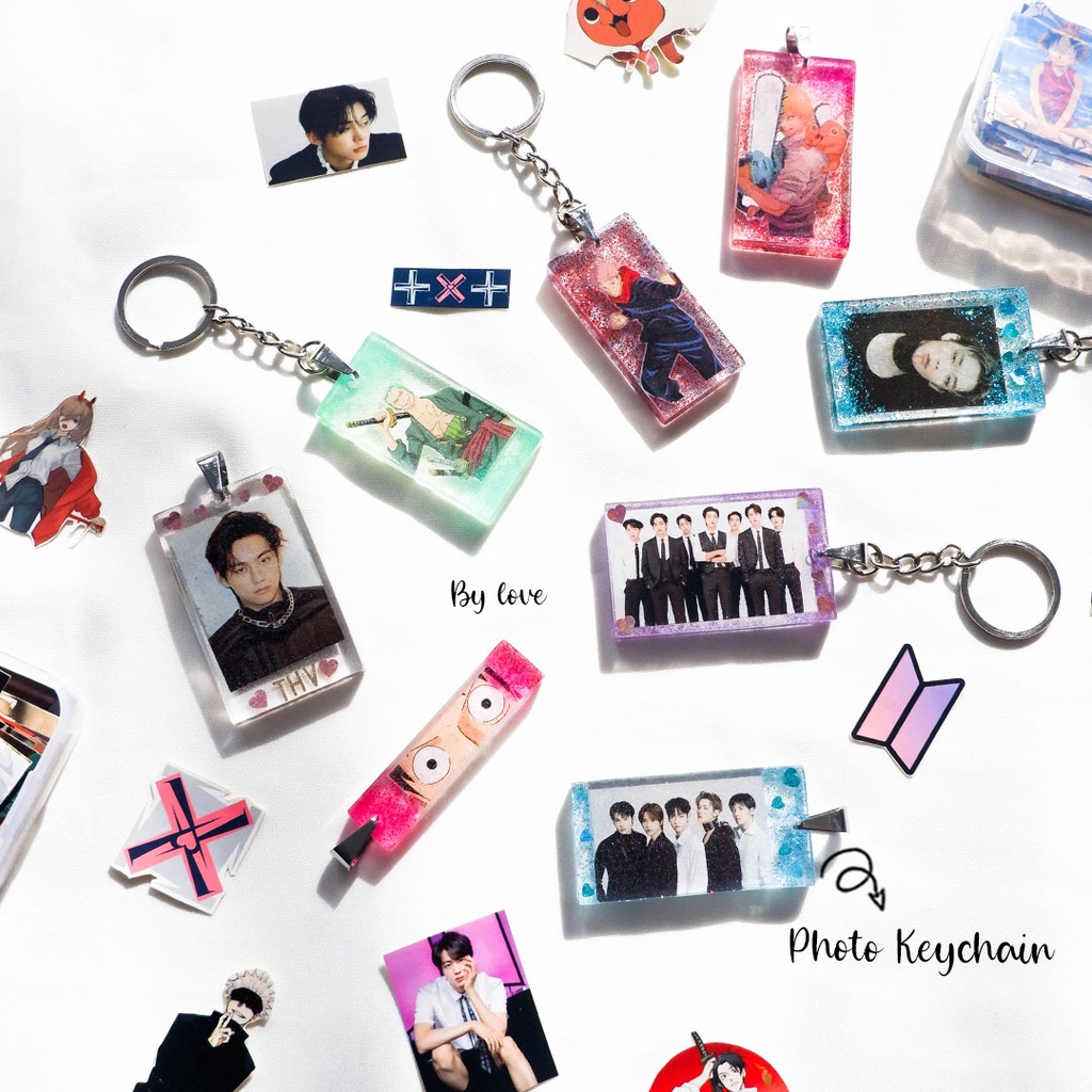 (READY STOCK) FOTO KPOP/ANIME/B.T.S/TXT/ONEPIECE/CHAINSAWMAN/JUJUTSUKAISEN/ANYA GANTUNGAN KUNCI/TAS/HP/POUCH RESIN KEYCHAIN