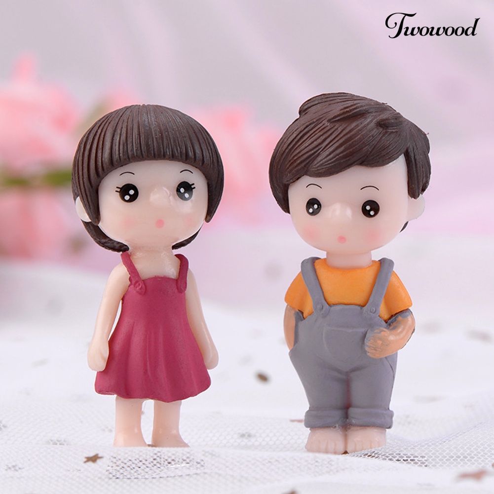 Twowood 2Pcs / Set Miniatur Pasangan Anak Laki-Laki / Perempuan Bahan Resin Untuk Aksesoris Lansekap DIY