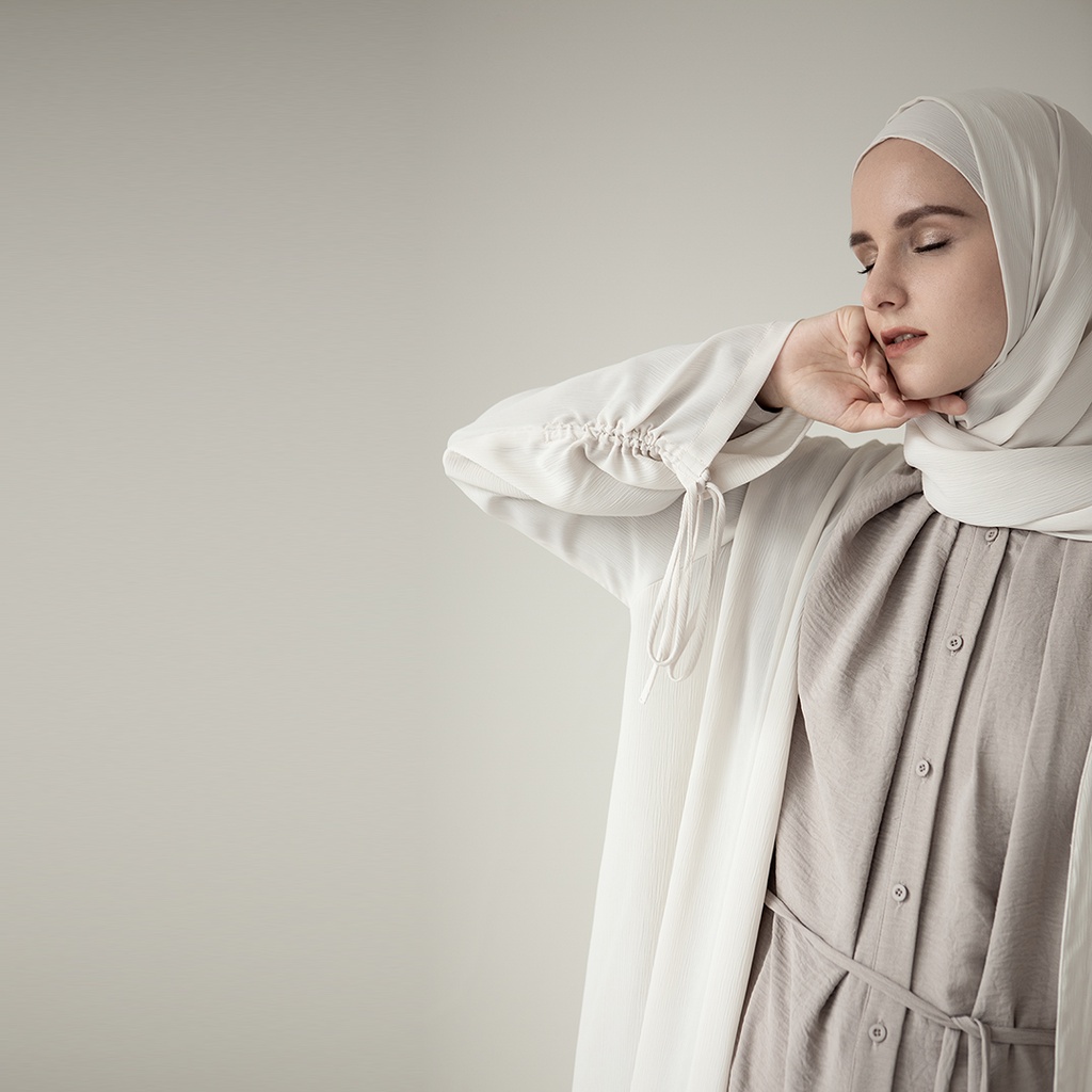 Mandaka by Aska Label - Outerwear wanita ringan crinkle dan flowy warna putih tulang offwhite, cream, coklat