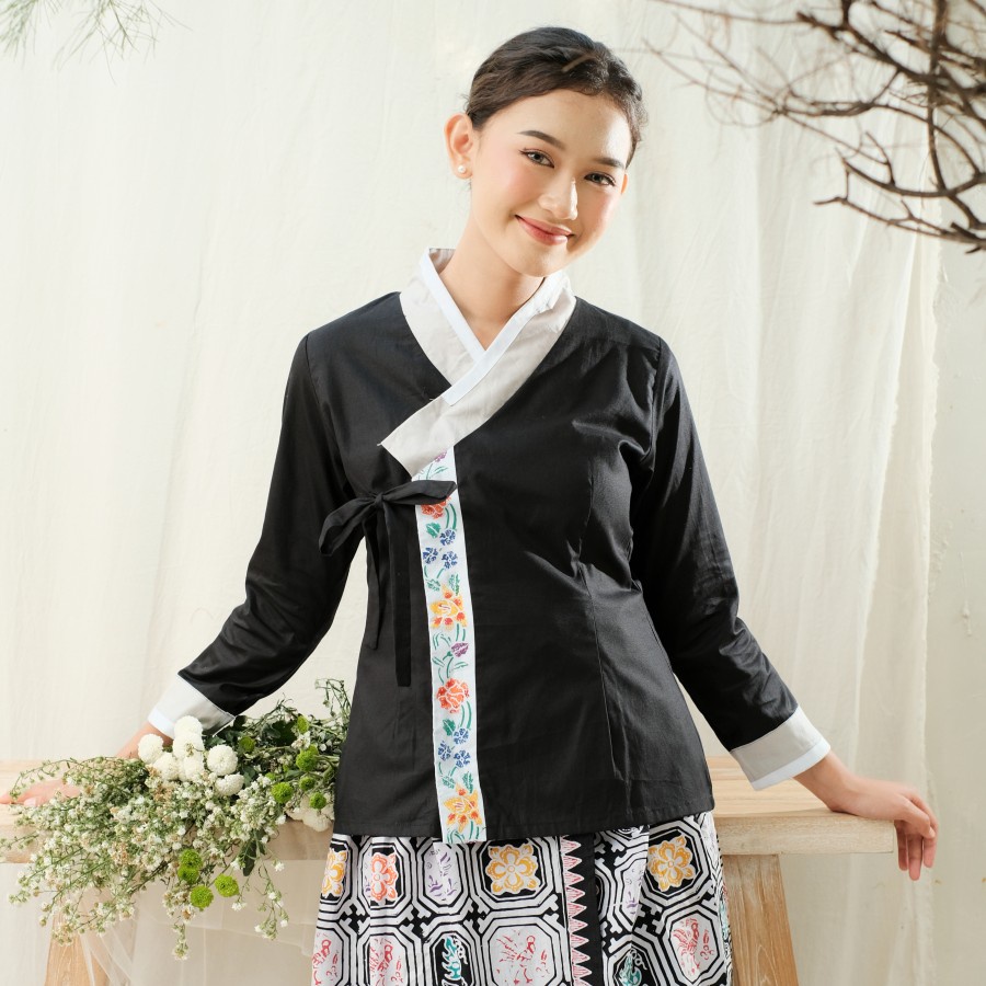 Blus Batik Hanbok Lengan Panjang Meradelima Katun Jepang Hitam