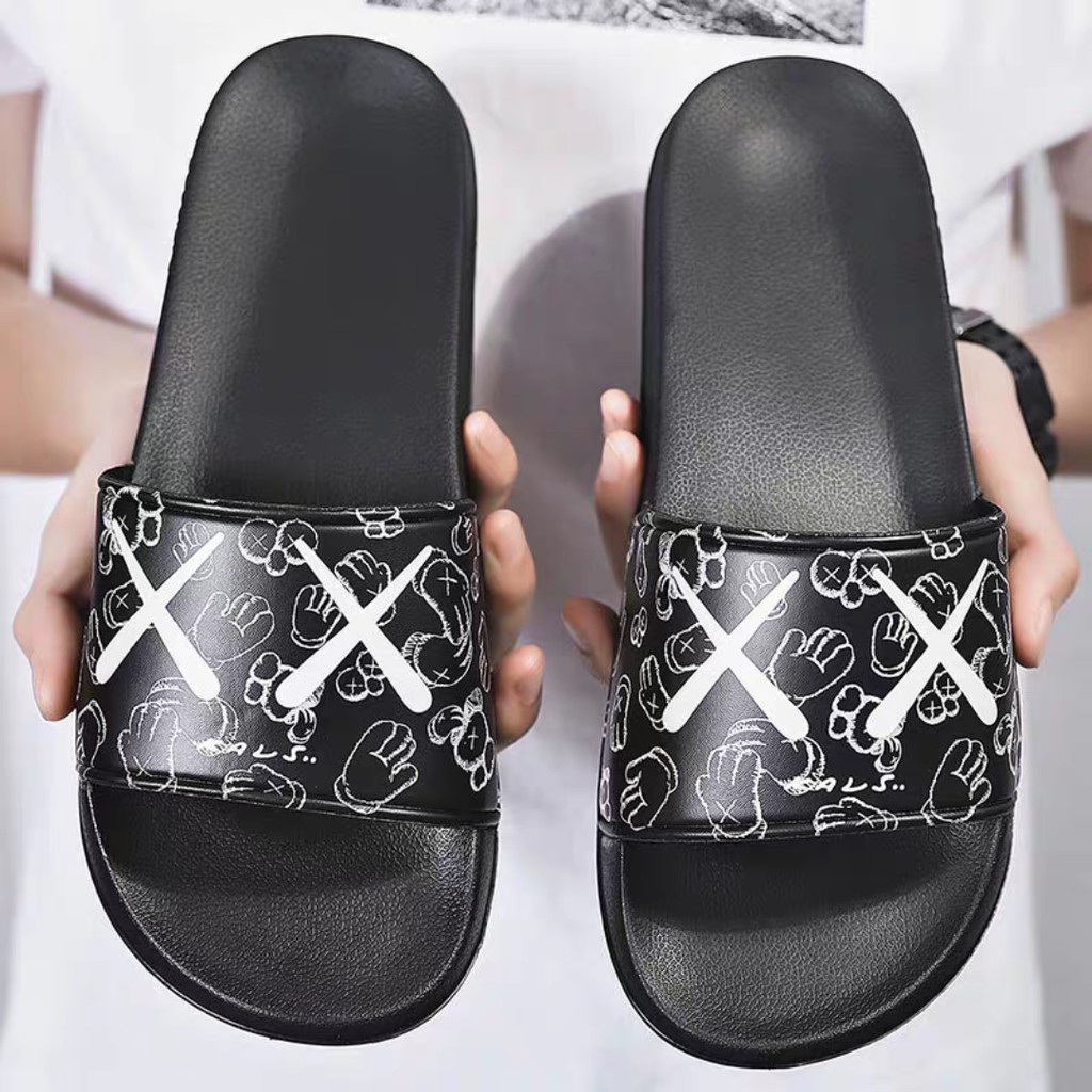 SANDAL / SANDAL SLIDE/ SANDAL SLIP ON/ SENDAL KARET APLLAUSE KAWS PREMIUM DENGAN LAPISAN BUSA TEBAL