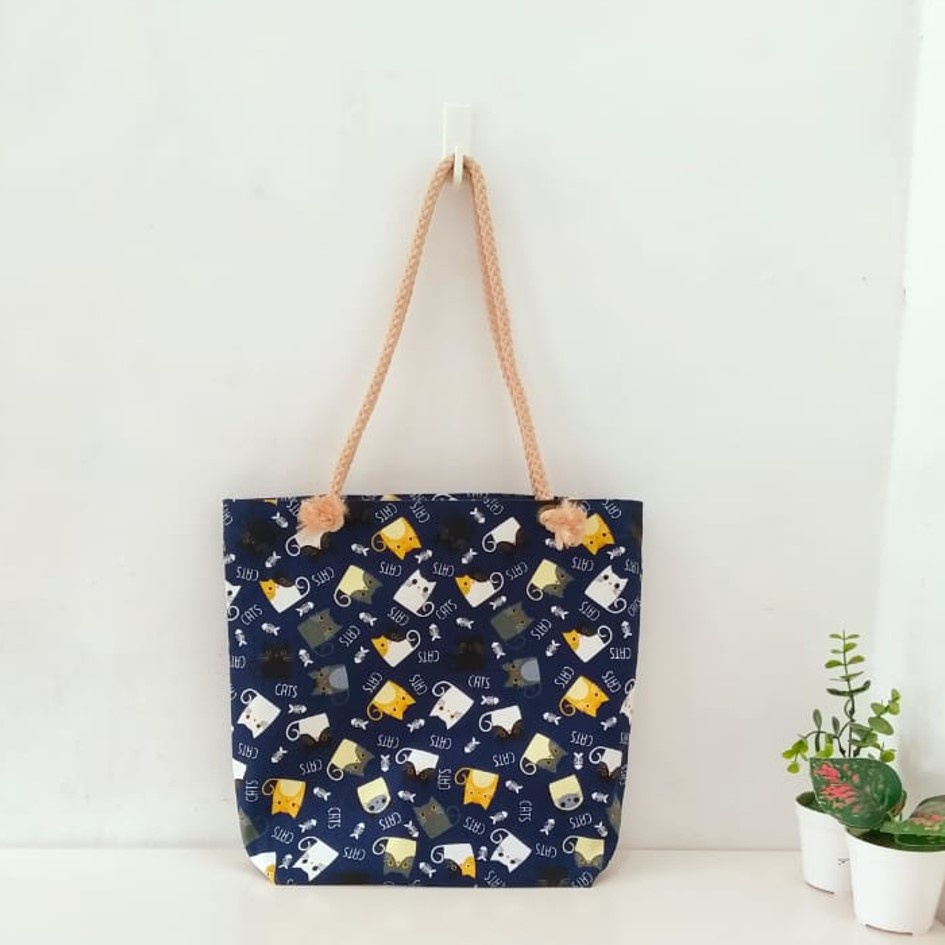 TOTEBAG KANVAS TALI SUMBU MOTIF KUCING BIRU. RIENS COLLECTIONS