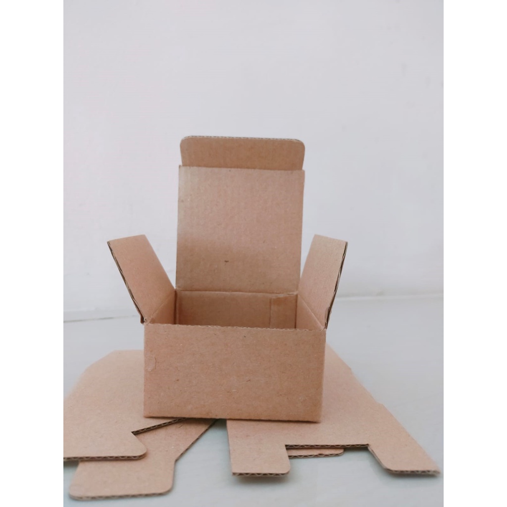 

kardus diecut uk. 7X7X3,5CM baru polos BOX PACKAGING/ BOX OLSHOP (harga paket 10 pcs)
