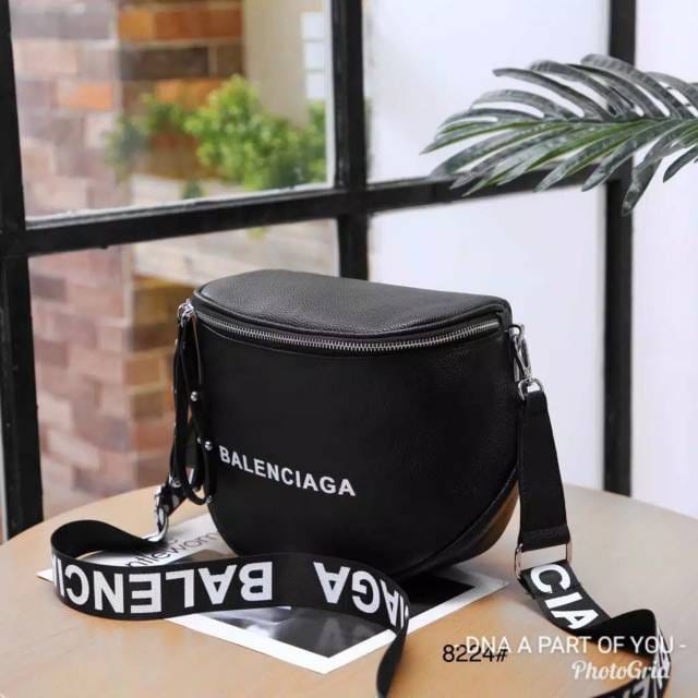 "aisyahbagss" - Tas Wanita Tas Selempang Bahu Fashion Wanita Setengah Lingkaran Tas Kasual Kecil Ant