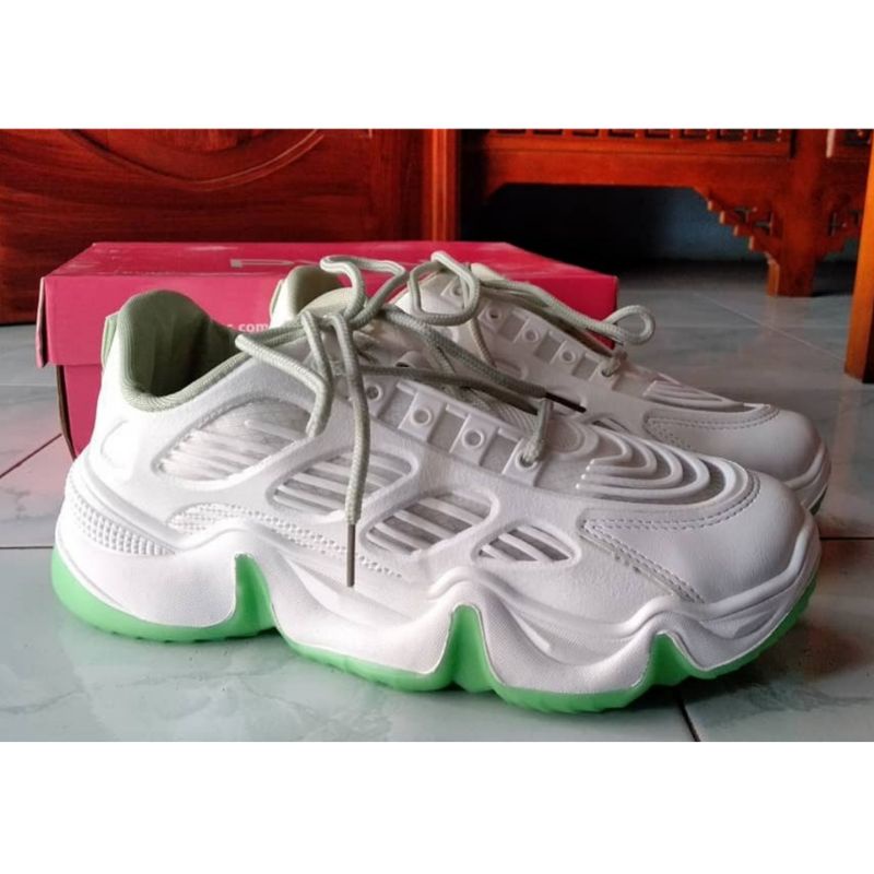 Sepatu wanita - sneakers fashion - sepatu putih - sepatu PVN - NEW