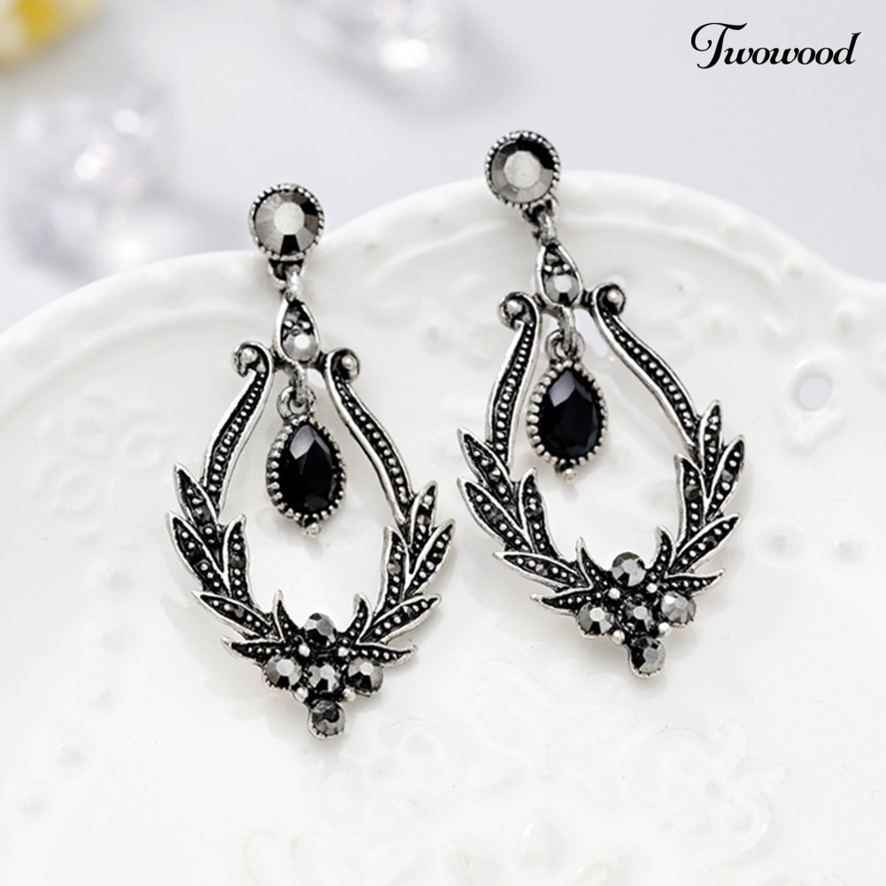 Anting Stud Desain Bunga Hollow Aksen Berlian Imitasi Gaya Vintage Untuk Wanita