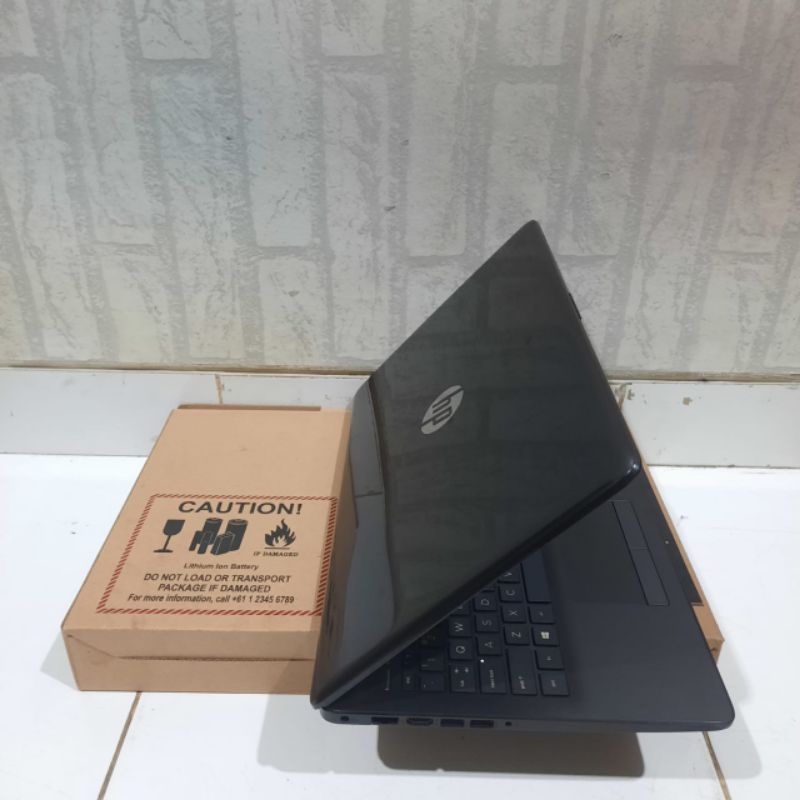 Laptop Hp 15-db0009AU Amd Ryzen 3 - 2200U Ram 4GB HDD 1TB Vga Amd Radeon Vega 3 Layar 15inch Keyboard Numlock