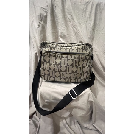 tas selempang elle preloved/ monja