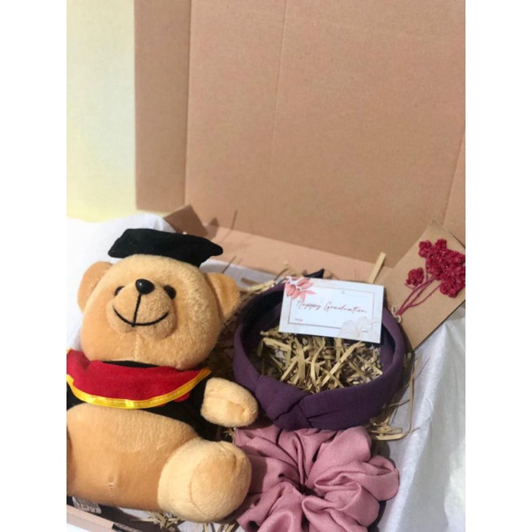

Kado / Hampers Boneka Wisuda