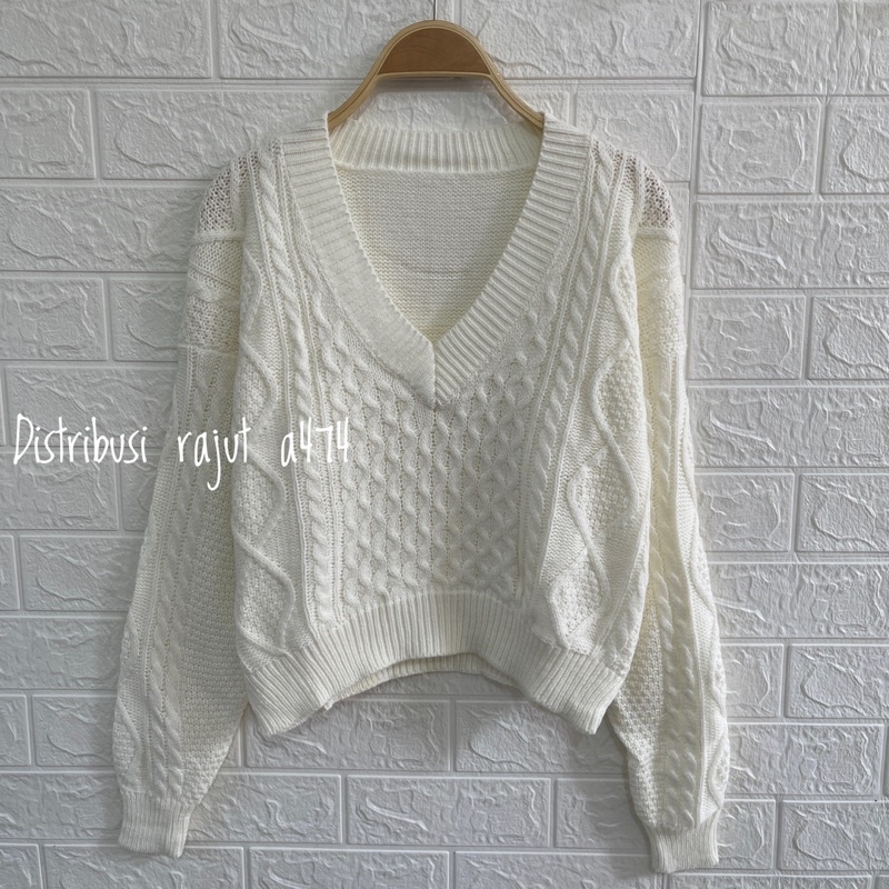 SWEATER RAJUT CROP TEBAL MOTIF CABLE KERAH V