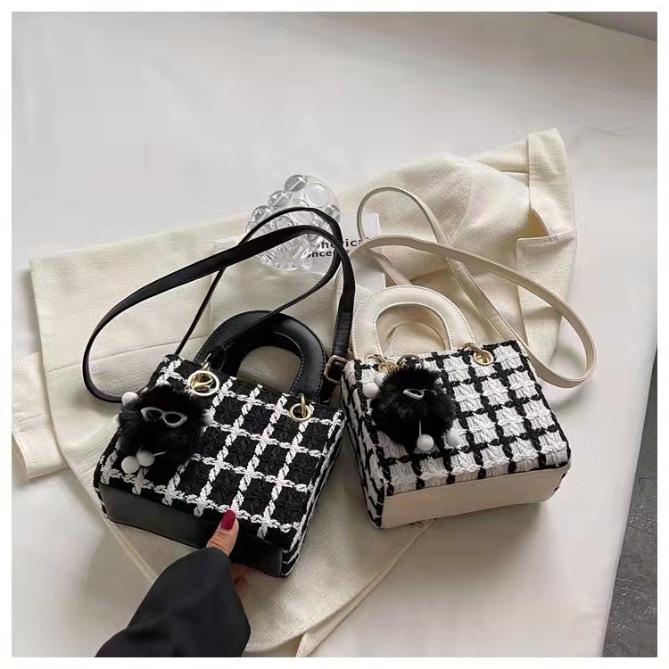 BJ62953 - BLACK/WHITE - TAS SLEMPANG JINJING TOTEBAG HANDBAG MOTIF KOTAK FREE GANTUNGAN POM BULU WANITA FASHION KOREA CHINA IMPORT MODIS ELEGAN TERMURAH TERLARIS TERBARU BAGSTORE JAKARTA TAS BATAM ZC2953