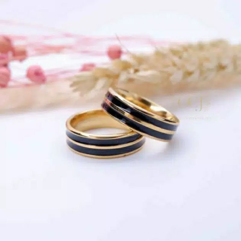 Cincin titanium emas garis hitam kualitas super cincin couple cincin cowok cincin cewek