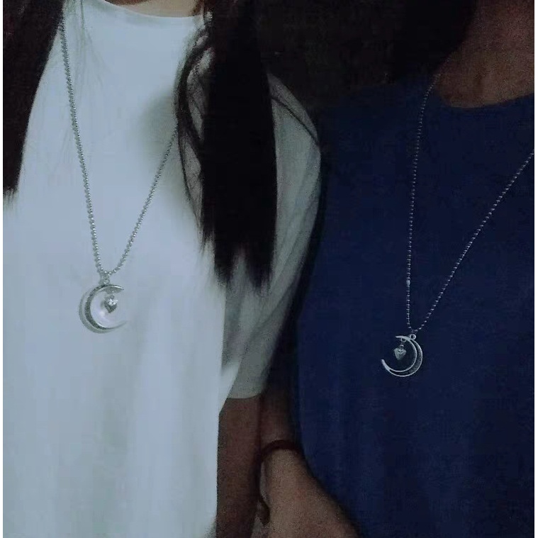Roselife Kalung Rantai Panjang Liontin Hati + Bulan Sabit Warna Silver Gaya Retro Untuk Pria / Wanita