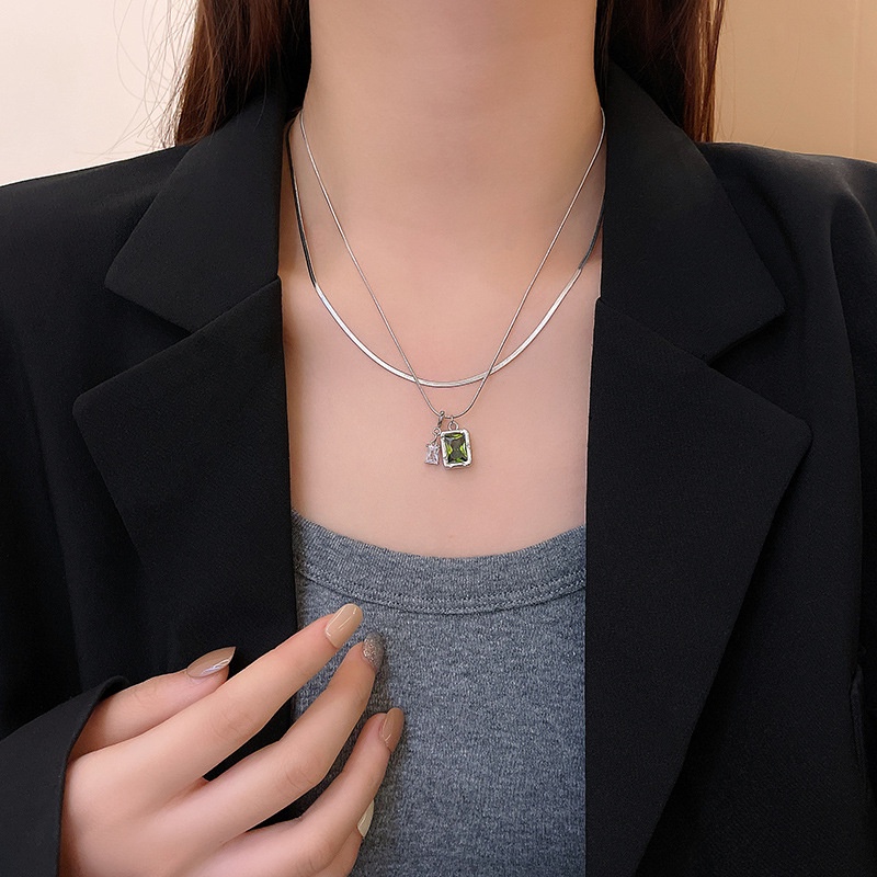 Kalung Choker Bahan Titanium Steel Lapis Ganda Dengan Liontin Bentuk Persegi Warna Hijau