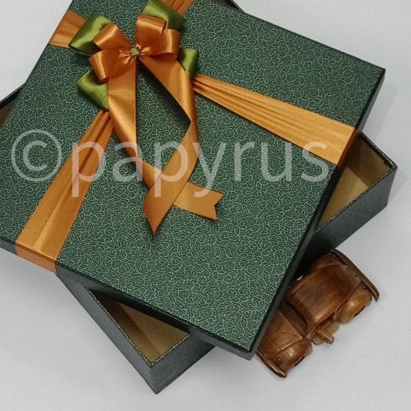 

PAPYRUS 30x30 tinggi 10cm Kotak Kado Gift Box Hadiah
