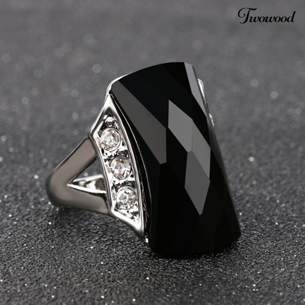 Cincin Geometris Bahan Resin Aksen Berlian Imitasi Gaya Vintage Bohemia Untuk Wanita