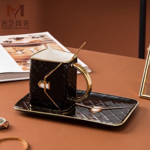 

Dijual Coffee Mug Tray Set / Luxury Bag Coffee Mug / Set Hadiah Piring Mug - Hitam Limited