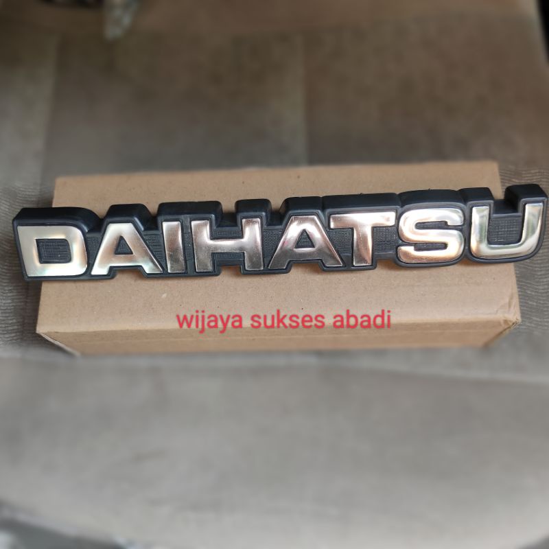 emblem depan logo DAIHATSU di grill taft gt rocky hiline tulisan DAIHATSU di grill taft gt