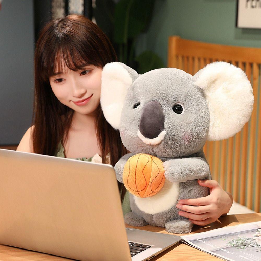 Nickolas1 Sport Koala Boneka Lucu Indah Kualitas Tinggi Simulasi Koala Beruang Boneka Mainan Menemani Boneka Memegang Bola Menghibur Plushie Boneka Boneka Boneka Boneka Binatang