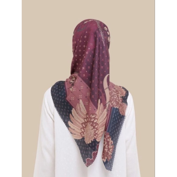 PL Dayu Scarf Wearing Klamby