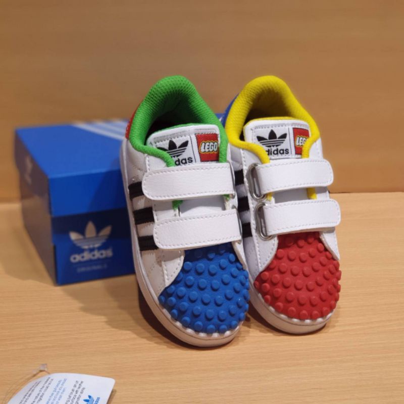 sepatu anak adidas superstars x legos kids sudah termasuk box &amp; bonus kaus kaki.