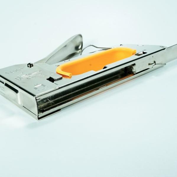 

Mesin Hand Stapler Tacker Manual YUSO Y23 Tembak Staples 13/6 13/8