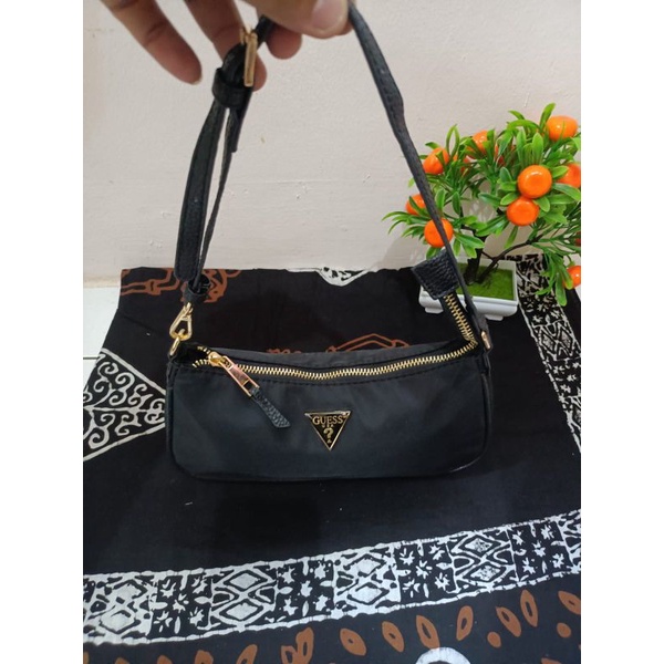 Preloved Tas Guess Hitam