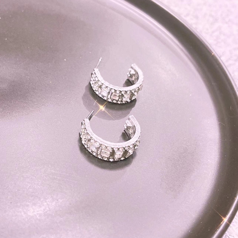 1 Pasang Anting Hoop Bentuk Bulat Kecil Warna Silver Aksen Kristal Shiny Gaya Korea Untuk Wanita