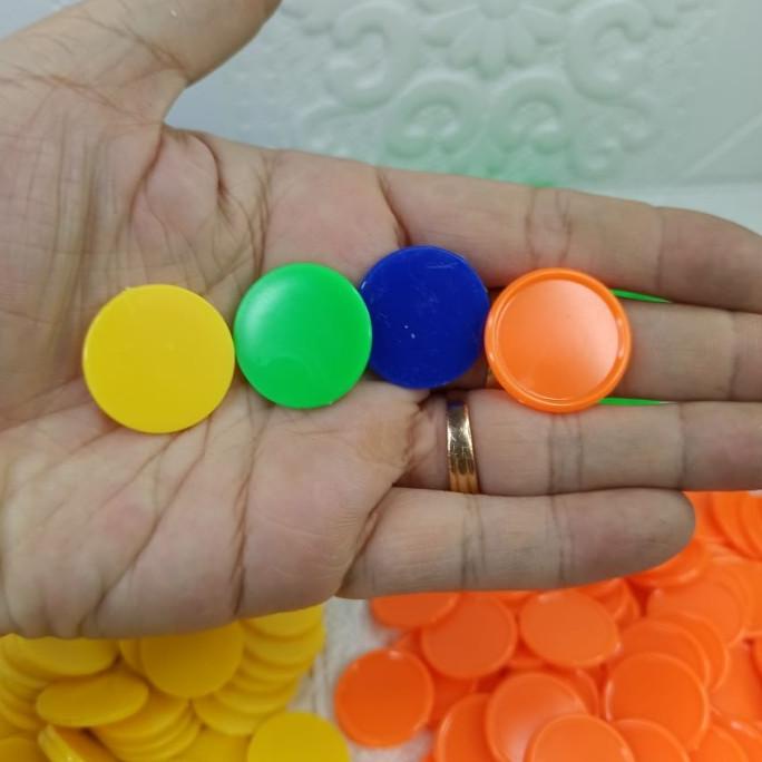 mainan plastik koin warna