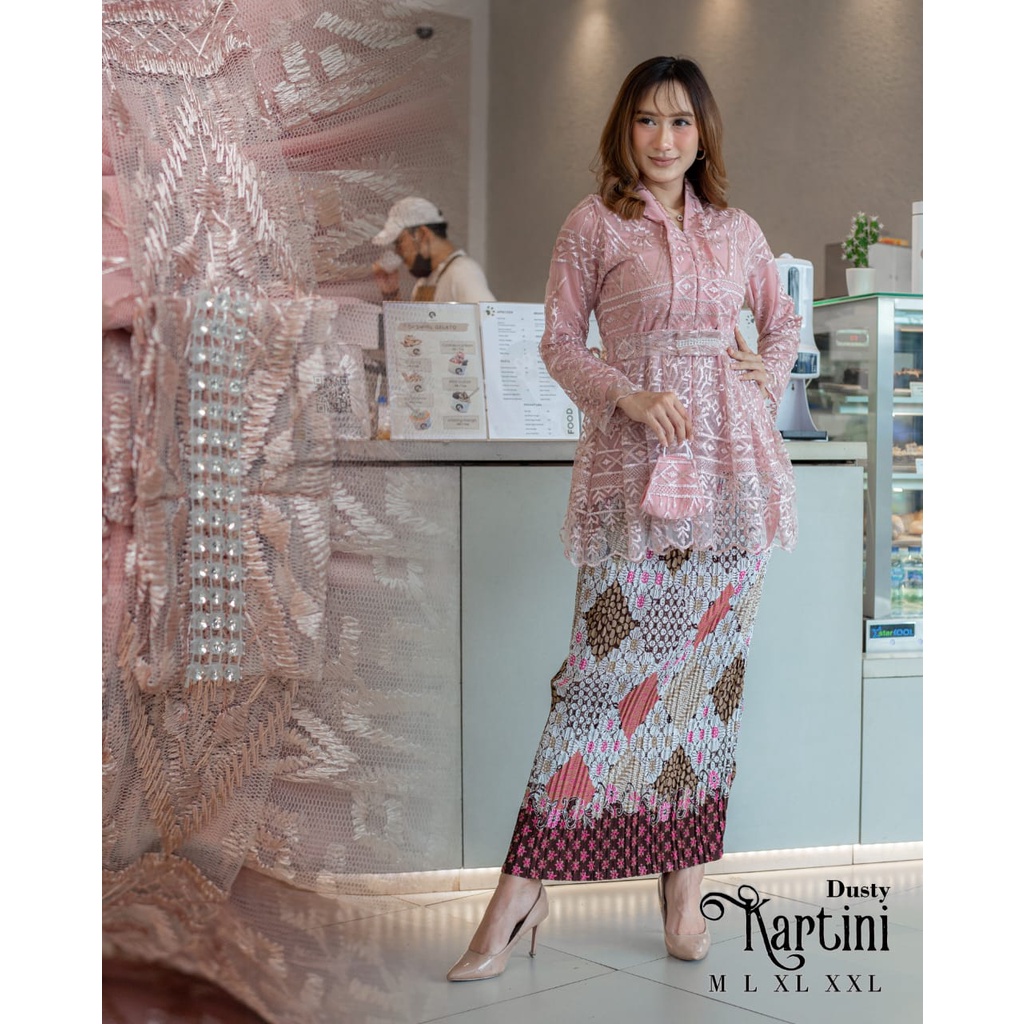 Permata Olshop / Kebaya Kartini Pendek Modern LK / Kebaya Floy Busui Modern / Kebaya Wisuda / Kebaya Kondangan / Kebaya Terbaru Modern / Kebaya Modern / Kebaya Pesta / Setelan Kebaya Floy Kartini Modern