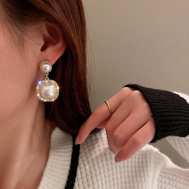 AY(CN) Anting Drop Bentuk Persegi Aksen Mutiara Kristal Warna Emas Untuk Wanita