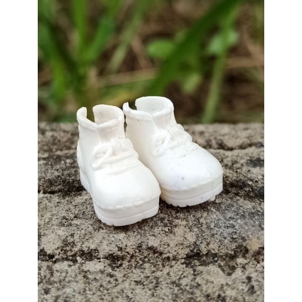 sepatu warna putih boneka Chelsea