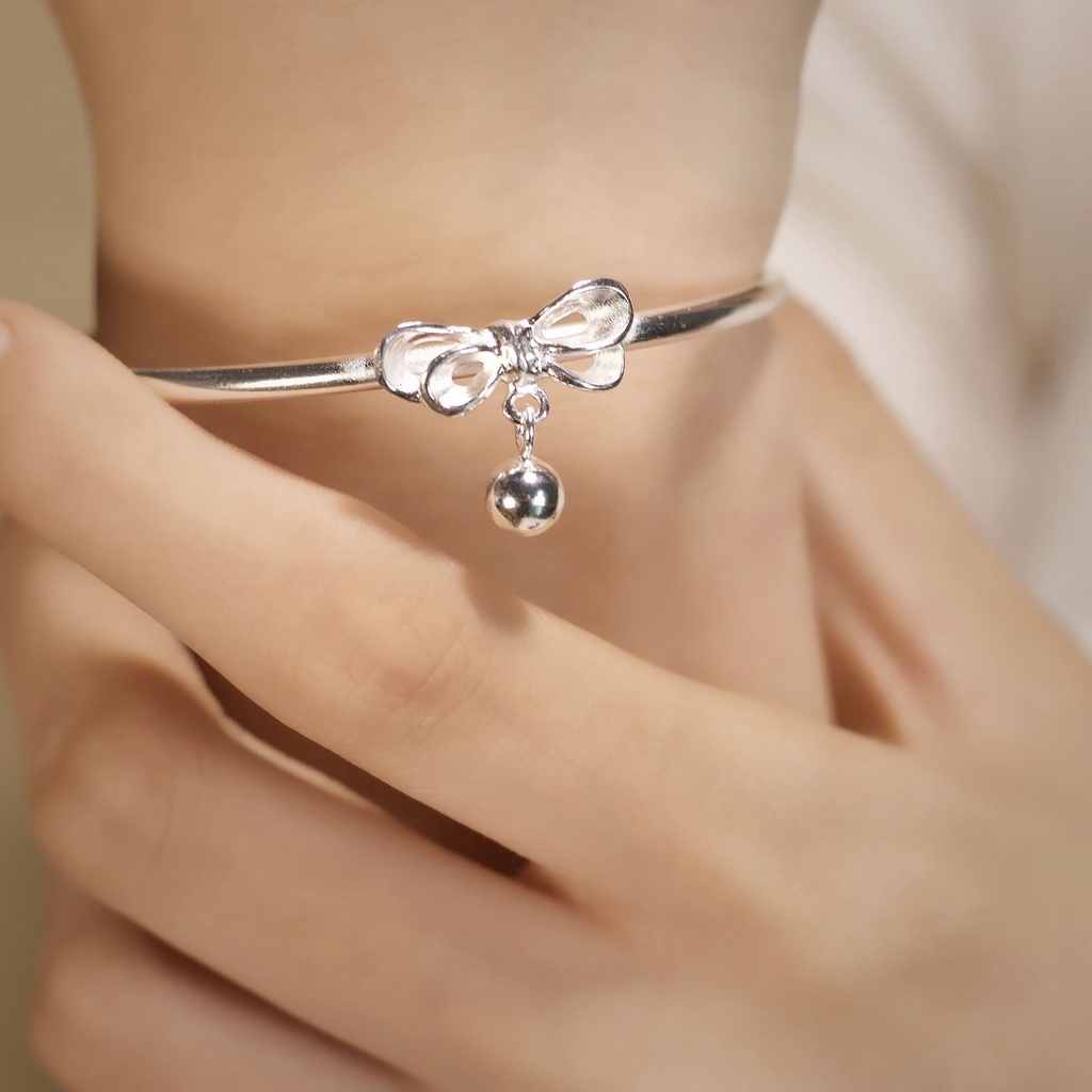 Gelang Tangan Rantai Adjustable Motif Simpul Pita + Lonceng Warna Silver Untuk Pria / Wanita / Hadiah