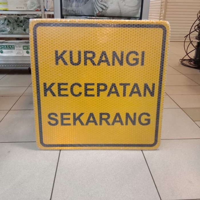 

Papan Papan Peringatan Rambu Kurangi Kecepatan Sekarang