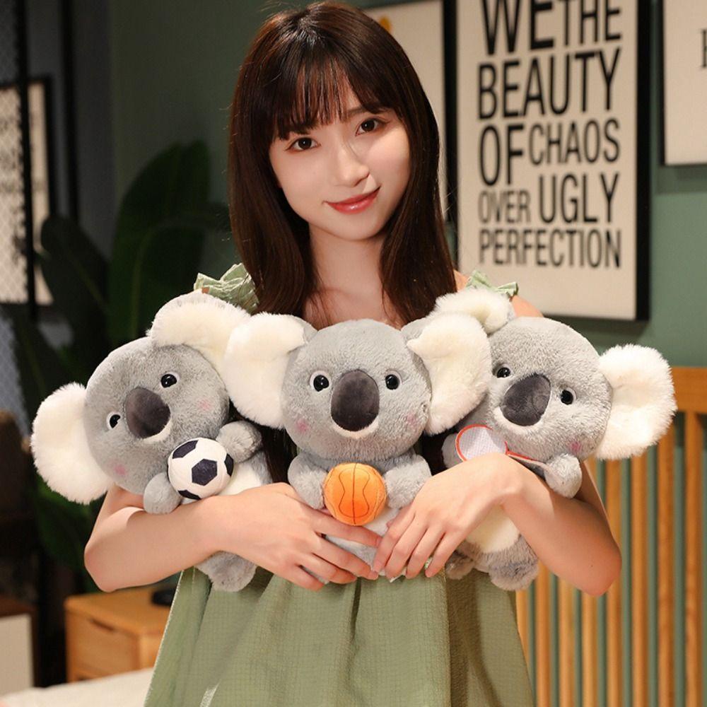 Lanfy Sport Koala Boneka Lucu Lembut Kualitas Tinggi Raket Boneka Mainan Menemani Boneka Memegang Bola Yang Nyaman Plushie Boneka Boneka Boneka Boneka Binatang