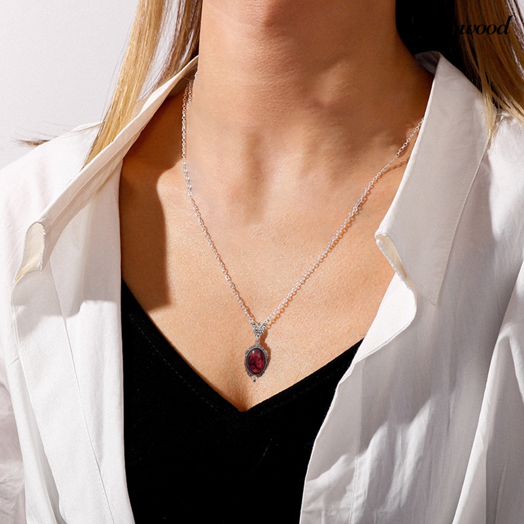 Kalung Dengan Liontin Untuk Kencan