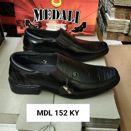 Sepatu kulit pria pantofel MEDALI kantor sepatu kerja formal tampil lebih keren