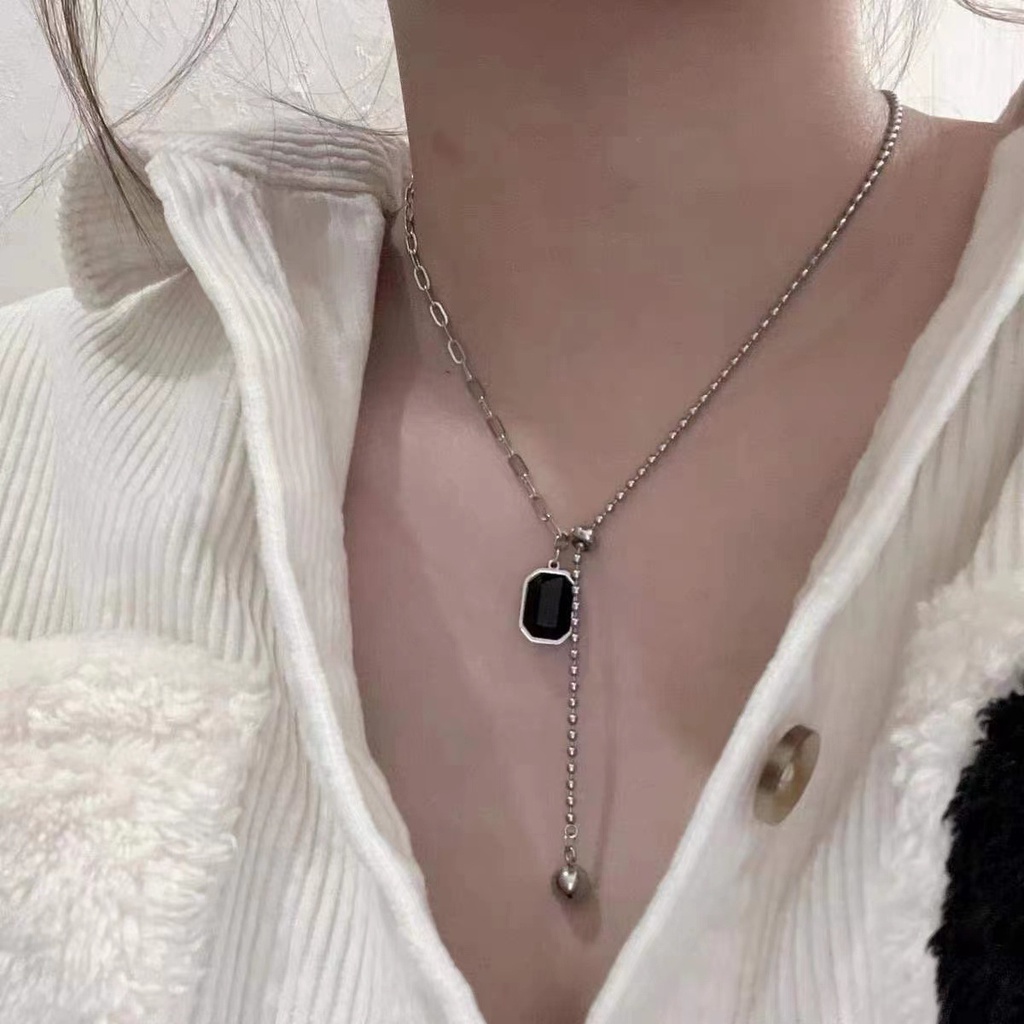 Kalung Rantai Liontin Persegi Hias Kristal Zircon Imitasi Bahan Alloy Warna Hitam Untuk Wanita