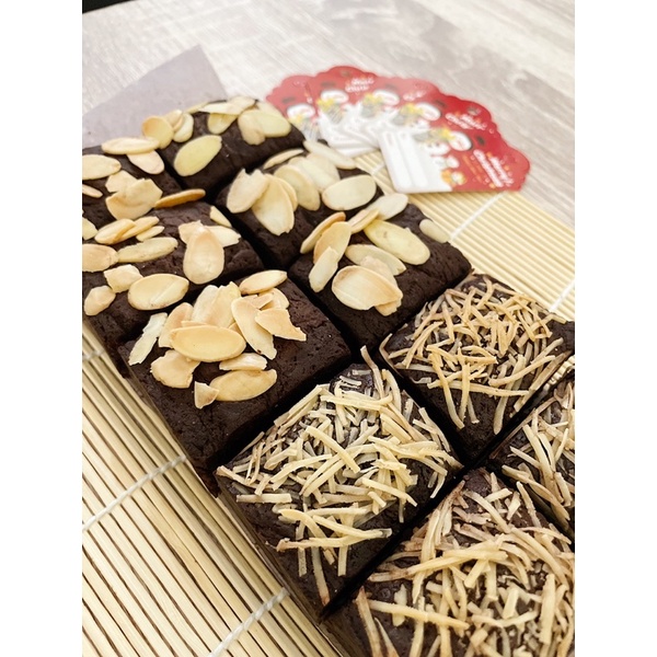 

Fudgy brownies dark coklat chocolate hampers natal