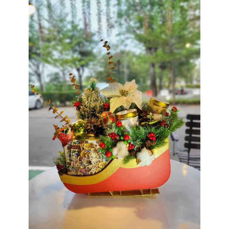 

Rangkaian Natal / hampers natal/ hampers rangkaian natal / dome Natal / Flowers / mawarartificial