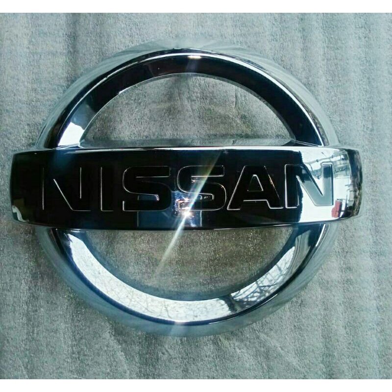 logo depan nissan juke