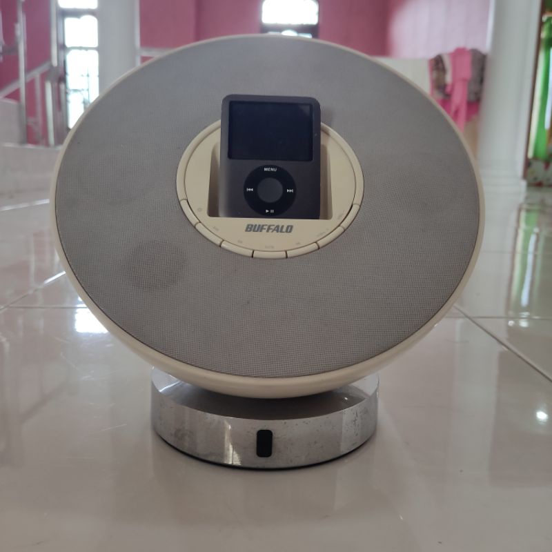 iPod Nano 3rd Generation (8Gb) + Speaker Dock Buffalo BSPK-DC02W