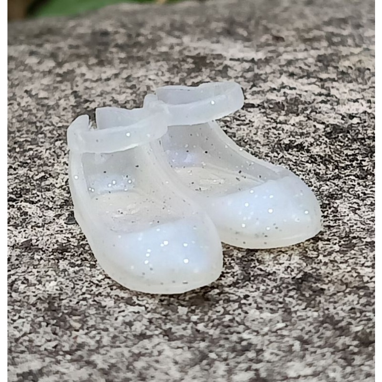 sepatu warna putih boneka Chelsea