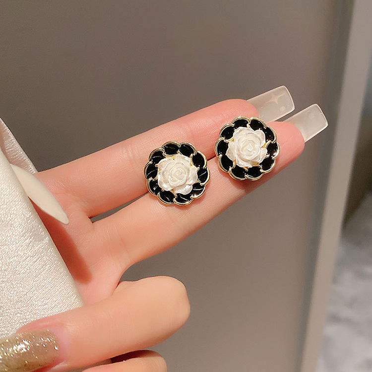 Anting Stud Desain Camellia Warna Hitam Emas Gaya Korea Untuk Wanita