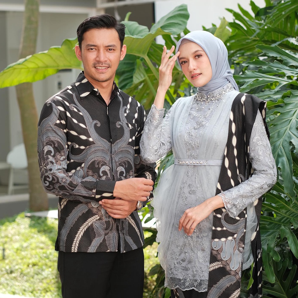 AZKANA BATIK - Kebaya Batik Couple Jessica Brokat Tulle Payet Mutiara Mix Satin Halus Allsize Kebaya Modern Kebaya Tunangan Dan Lamaran Terbaru Kemeja Pria Lengan Panjang Size M,L,XL